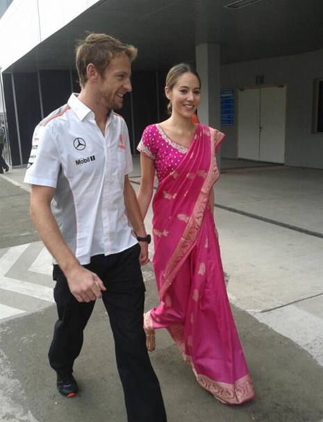 A passeggio nel paddok, con Jenson. Jessica indossa un tradizionale sari indiano (da instagram)